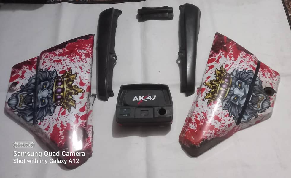 پیڑول کی ٹینکی،  پچھلا موٹر گارڈ اور سائیڈ کان موٹر سائیکل CD 70 کے 2