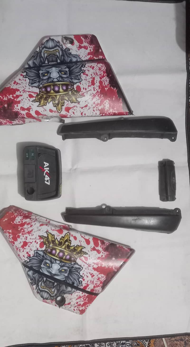 پیڑول کی ٹینکی،  پچھلا موٹر گارڈ اور سائیڈ کان موٹر سائیکل CD 70 کے 3