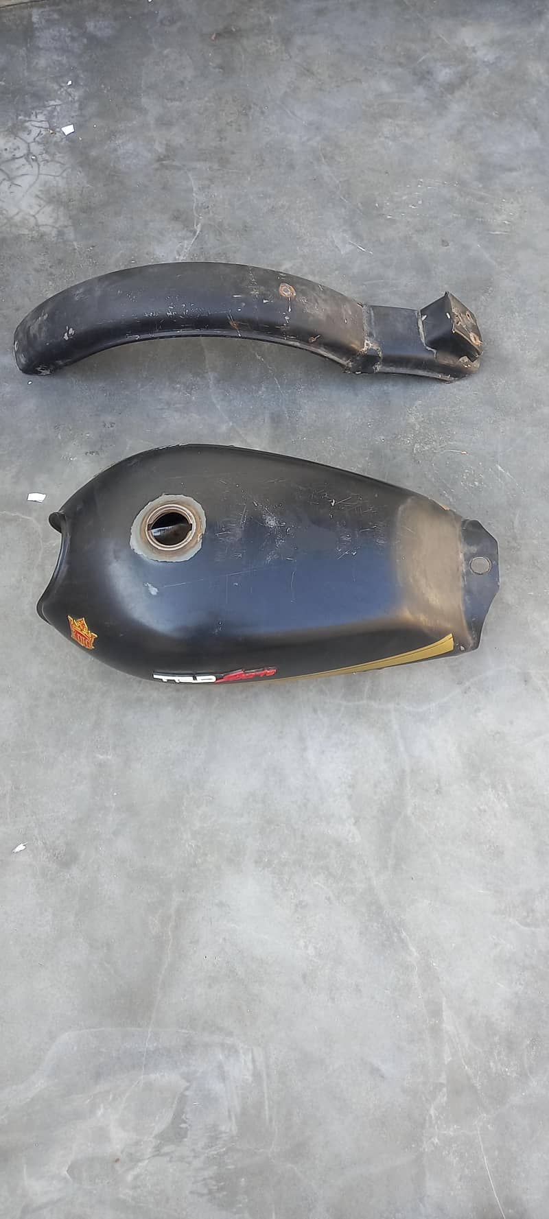 پیڑول کی ٹینکی،  پچھلا موٹر گارڈ اور سائیڈ کان موٹر سائیکل CD 70 کے 4