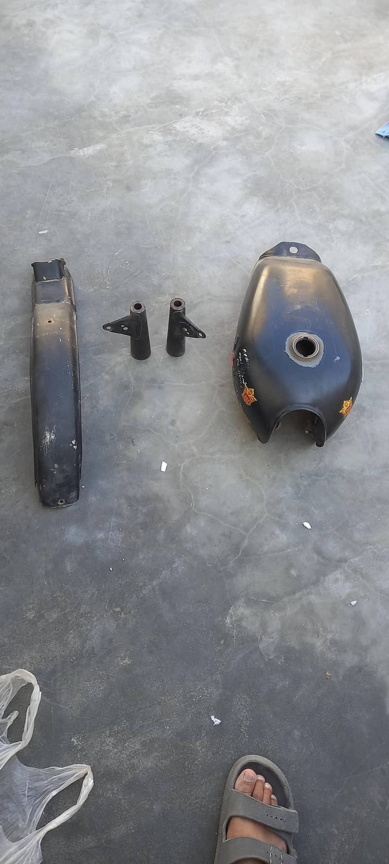 پیڑول کی ٹینکی،  پچھلا موٹر گارڈ اور سائیڈ کان موٹر سائیکل CD 70 کے 5