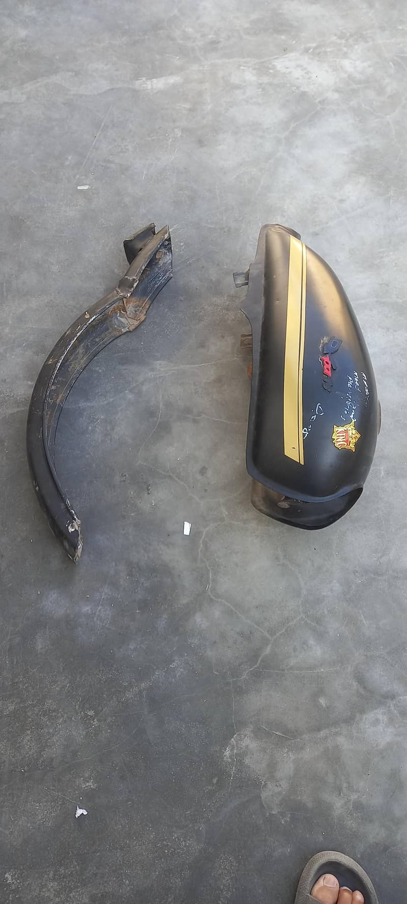 پیڑول کی ٹینکی،  پچھلا موٹر گارڈ اور سائیڈ کان موٹر سائیکل CD 70 کے 6