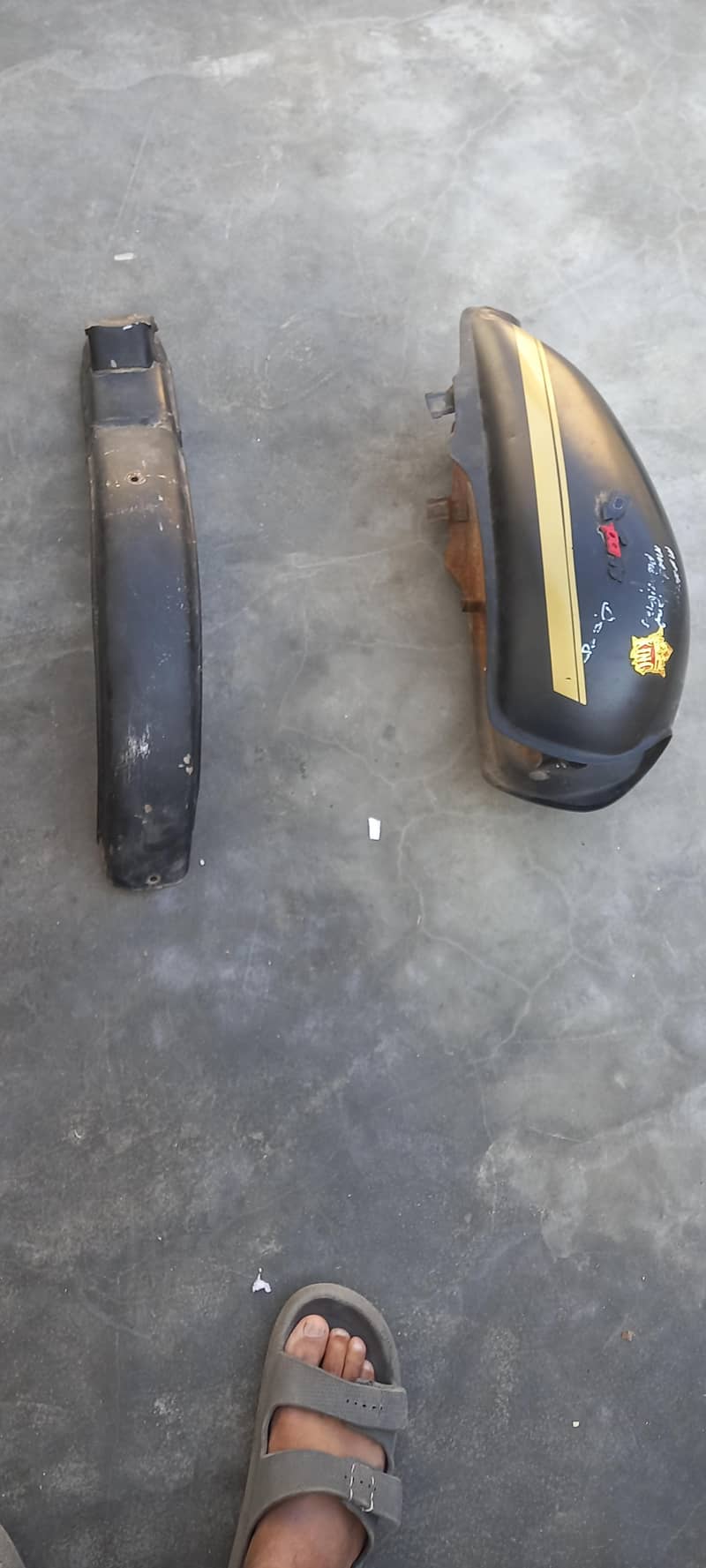 پیڑول کی ٹینکی،  پچھلا موٹر گارڈ اور سائیڈ کان موٹر سائیکل CD 70 کے 7