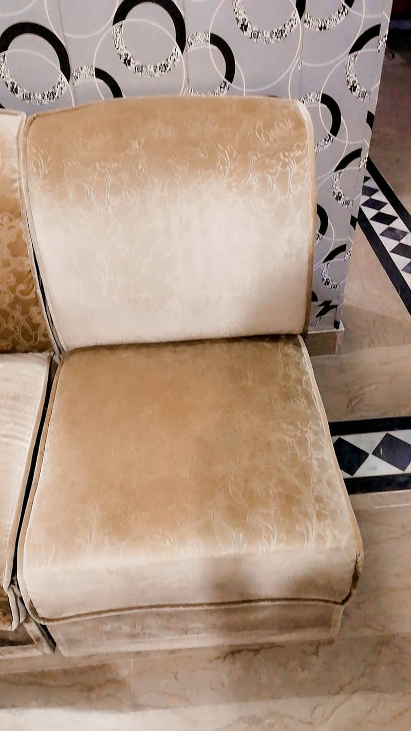 6 seater sofa with a center table and a corner table 4