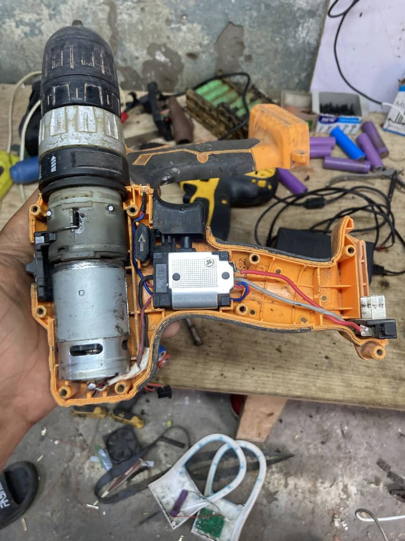 ھما رے ھا ں بیٹر ی وا لی مشین Cordless Drill Machine ٹھیک کیا جا تا ھے 1