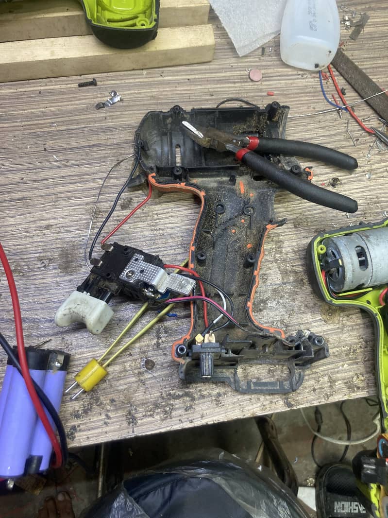 ھما رے ھا ں بیٹر ی وا لی مشین Cordless Drill Machine ٹھیک کیا جا تا ھے 4