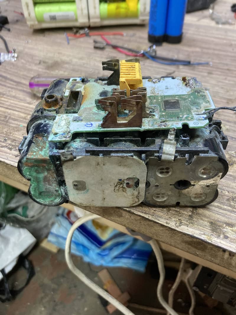 ھما رے ھا ں بیٹر ی وا لی مشین Cordless Drill Machine ٹھیک کیا جا تا ھے 6