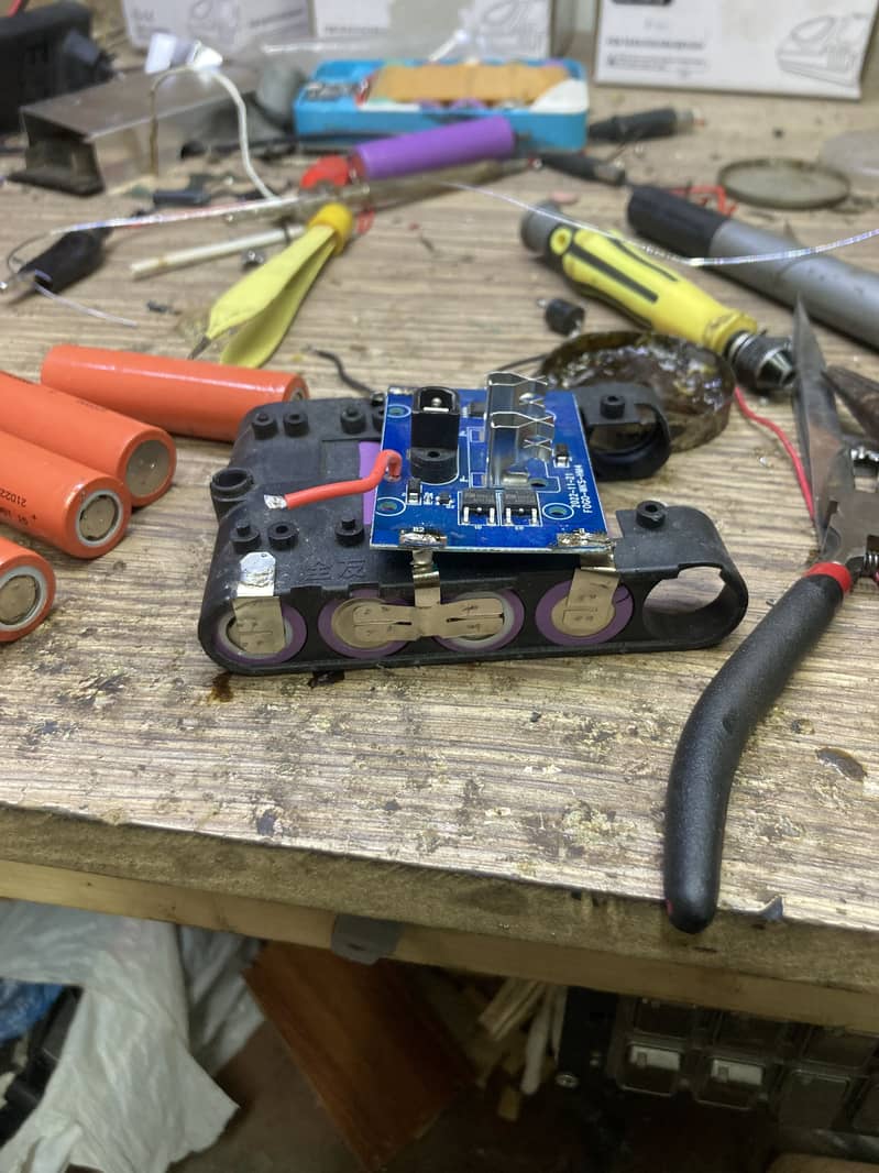 ھما رے ھا ں بیٹر ی وا لی مشین Cordless Drill Machine ٹھیک کیا جا تا ھے 7