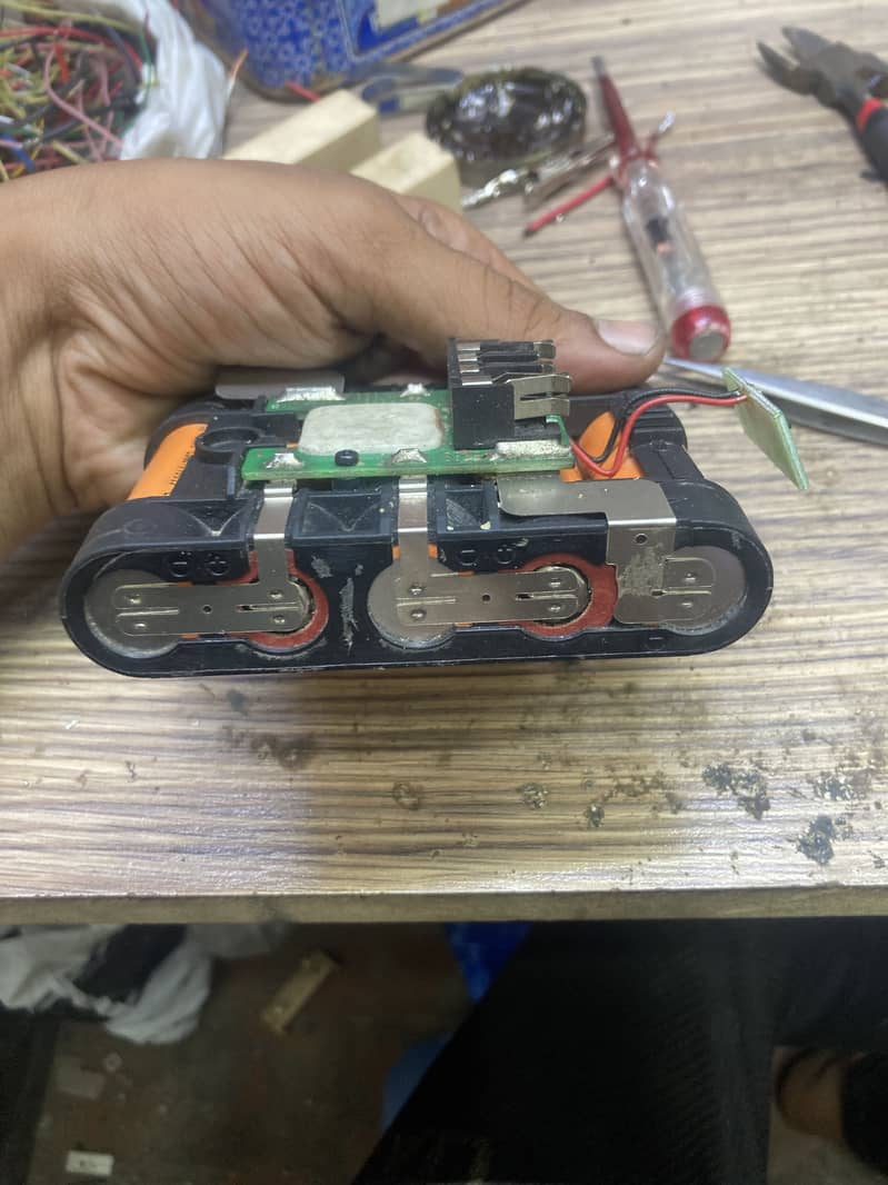 ھما رے ھا ں بیٹر ی وا لی مشین Cordless Drill Machine ٹھیک کیا جا تا ھے 11