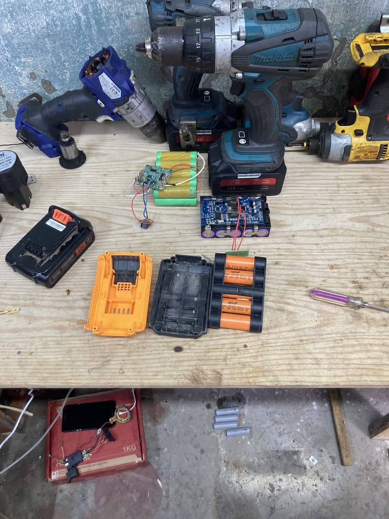 ھما رے ھا ں بیٹر ی وا لی مشین Cordless Drill Machine ٹھیک کیا جا تا ھے 13