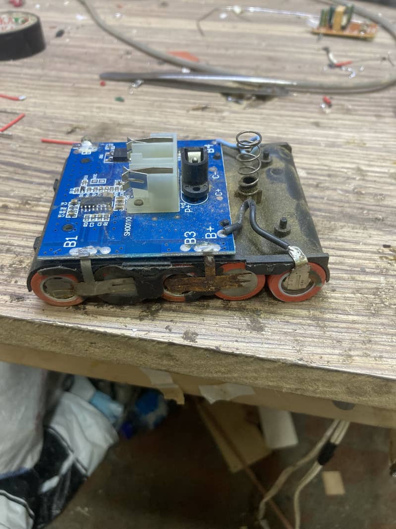 ھما رے ھا ں بیٹر ی وا لی مشین Cordless Drill Machine ٹھیک کیا جا تا ھے 16