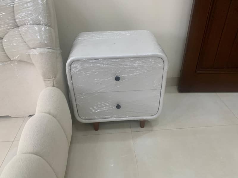 New bed having 2side tables and dressing table for sale 2