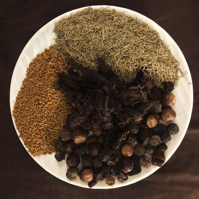 صحت مند اور گھنے بالوں کاراز  یہ آئل بالوں کو جڑوسے مضبوط بناے 2