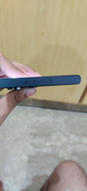 S23 ULTRA non pta  MINOR DOT NEAR FRONT CAM 4