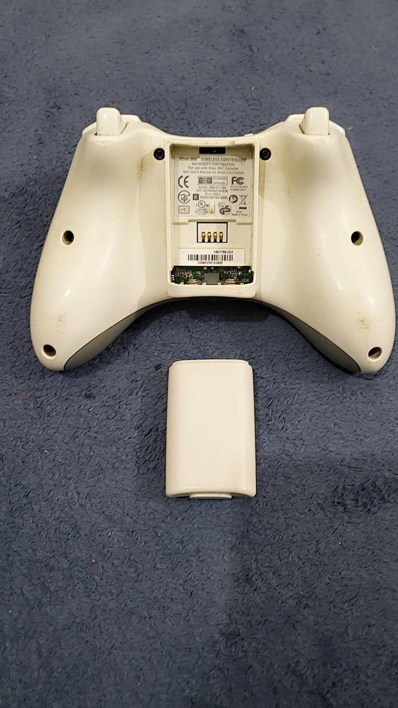 wireless white colour controller for sale of Xbox 360. 7