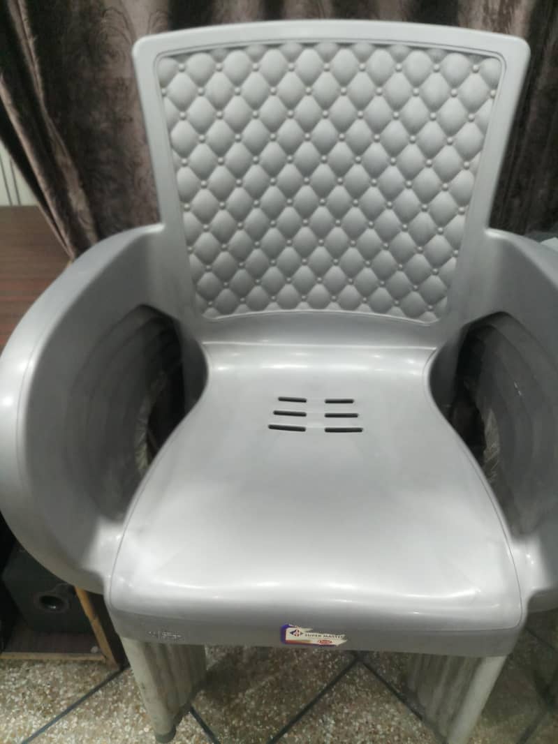 Plastic 6 chairs 0