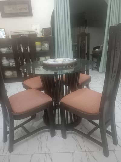 Medium sized Glass top round Dinning table