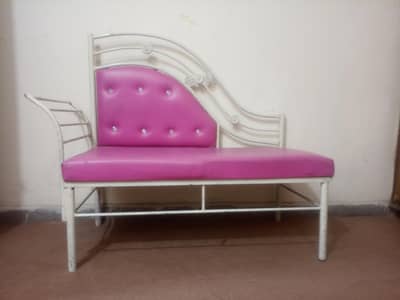 Pink couch, genuine condition with perfect metal body