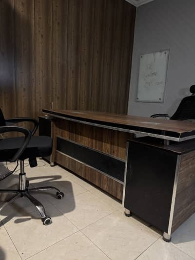 Executive Office Table in good condition