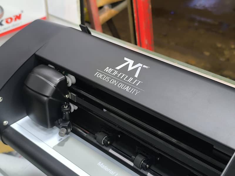 MOBILE PROTECTOR CUTTING MACHINE 2
