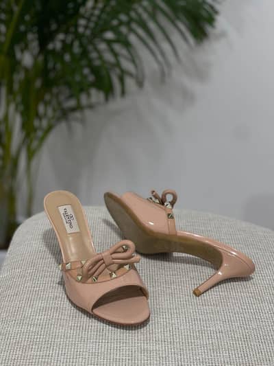 Online Store Manage krne k liye staff chiye