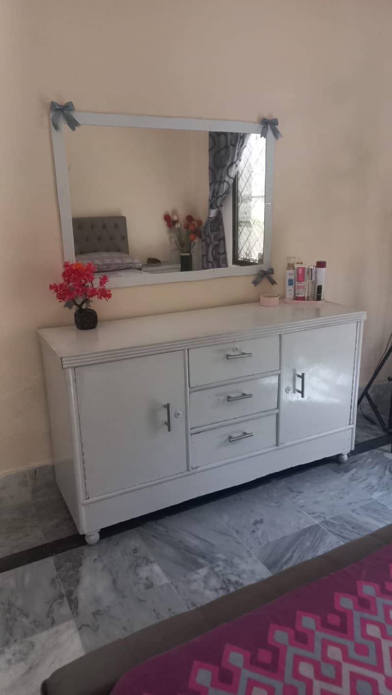 solid wood dressing console with mirron 0