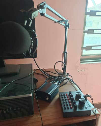 BM 800 condenser microphone set. V8 sound card and 48V power supply.