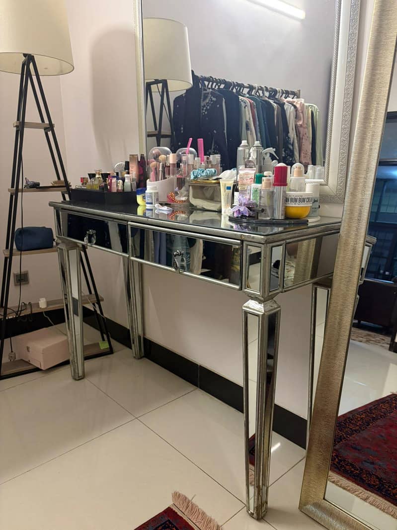 dressing table 0