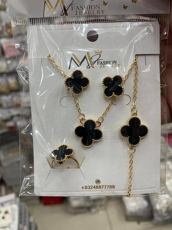 Clover Jewelry Set: Necklace, Earrings, and Bracelet