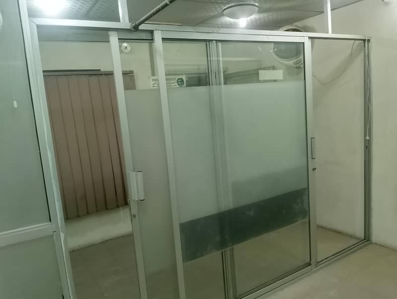 فرسٹ فلور پر کمرشل شاپس کرائے کے لیے دستیاب ہیں۔ 4