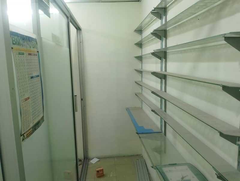 فرسٹ فلور پر کمرشل شاپس کرائے کے لیے دستیاب ہیں۔ 5