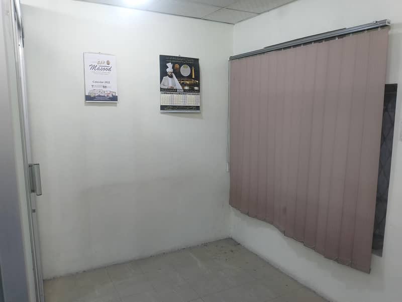 فرسٹ فلور پر کمرشل شاپس کرائے کے لیے دستیاب ہیں۔ 6