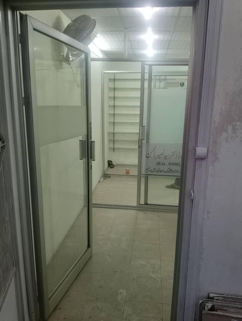 فرسٹ فلور پر کمرشل شاپس کرائے کے لیے دستیاب ہیں۔ 7