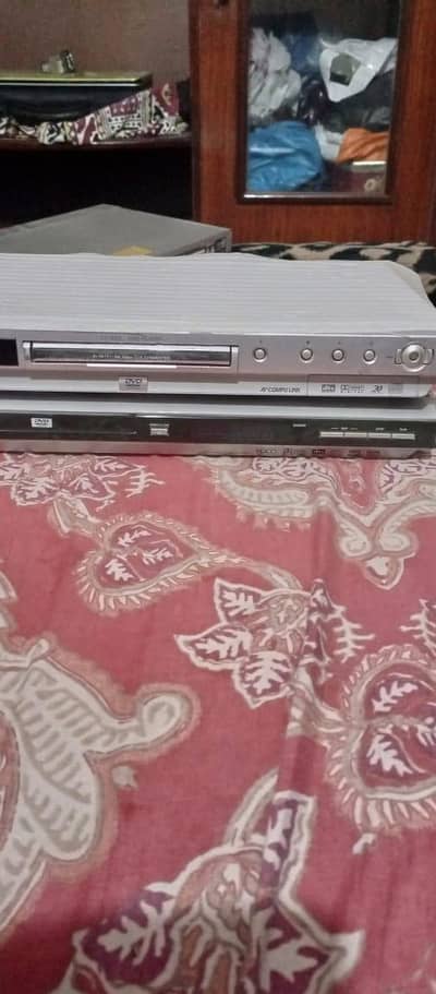 AKIRA DVD PLAYER  MADE IN JAPAN WITH REMOTE