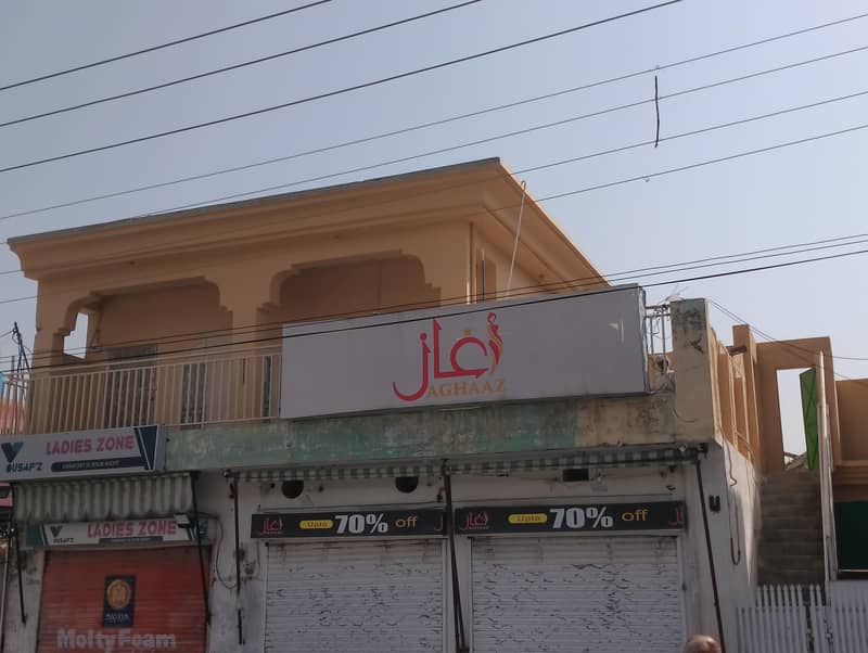 فرسٹ فلور پر کمرشل شاپس کرائے کے لیے دستیاب ہیں۔ 9