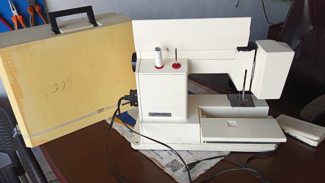 ZigZag Janome 5002 model sewing & Design Machine, 110Volt 1