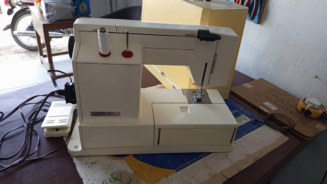 ZigZag Janome 5002 model sewing & Design Machine, 110Volt 4