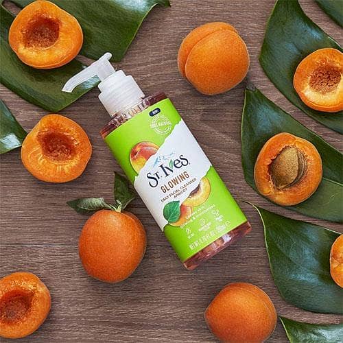 St. Ives 200ml Glowing Apricot Daily Facial Cleanser Available in Pakistan
