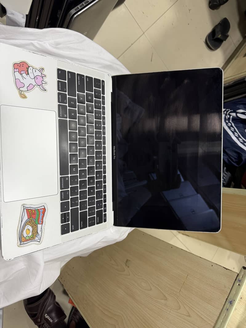 Macbook pro 2017 model 1