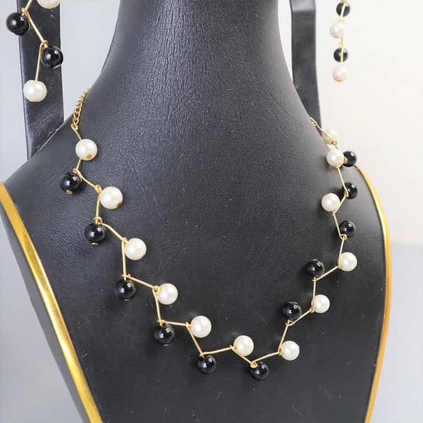 Zigzag Necklace with Black and White Stones and Pearls for Women - Choker Style