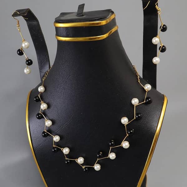 Zigzag Black and White Stone Pearl Choker Necklace for Women and Girls - Adjustable Simple Design for Any Occasion