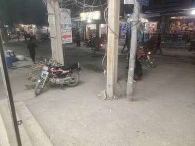 hamre pass dukan k bahir main location hai rent p jis bhi Bhai ko stal