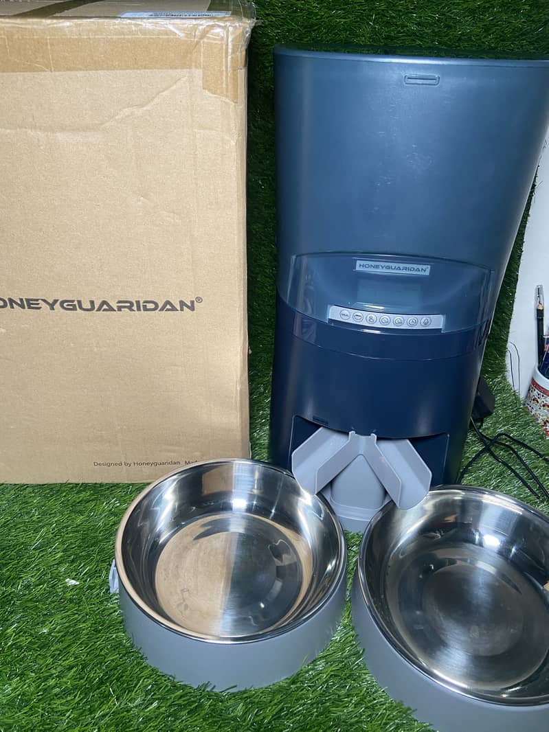 Automatic pet feeders 0