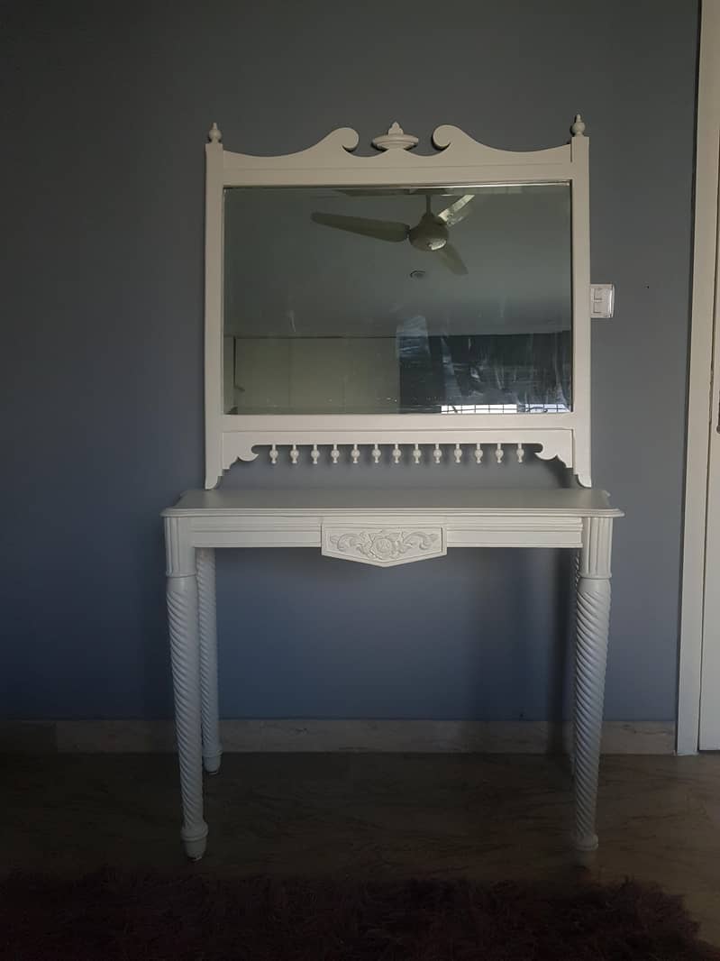 White Dressing table 0