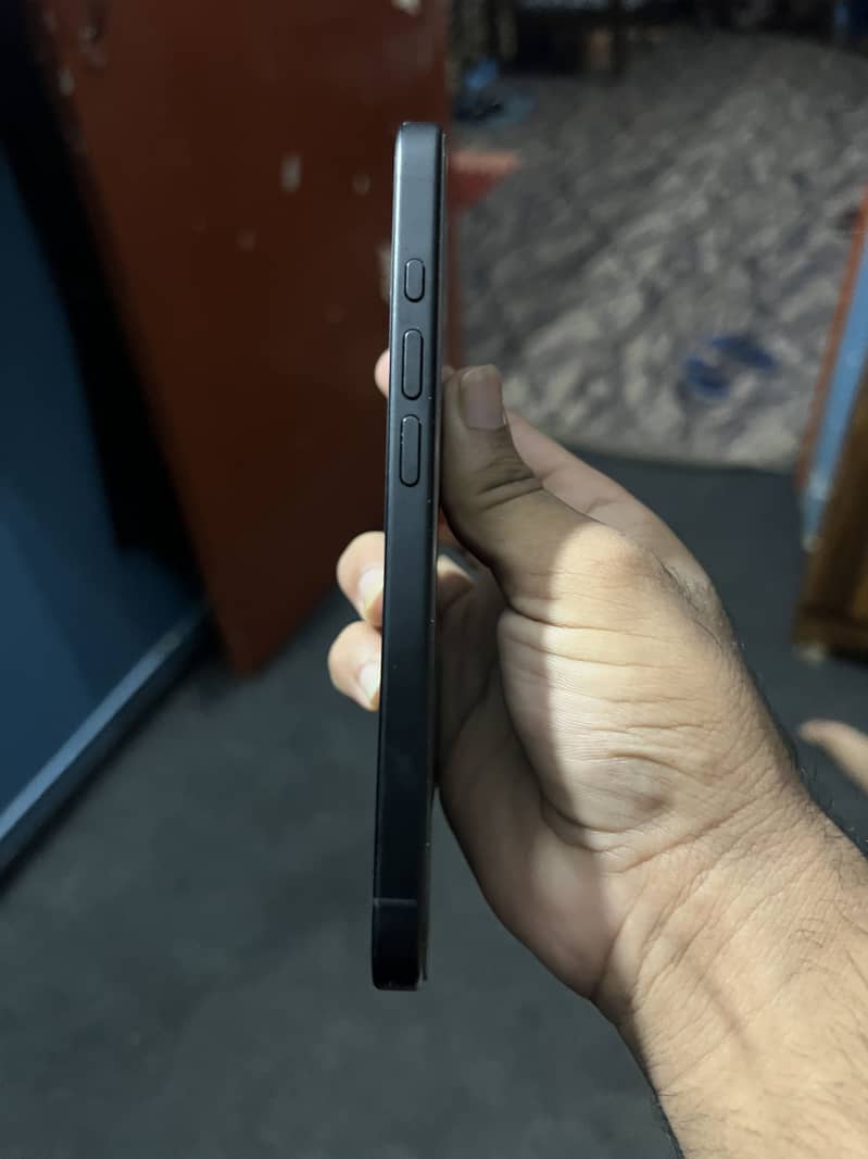 iPhone 16 4