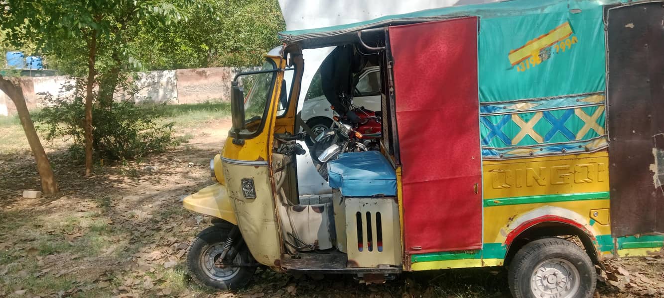 تیز رفتار رکشہ ہے لوڈر رکشہ ہے سامان بھی لے کر بندہ جا سکتا ہے جس 0