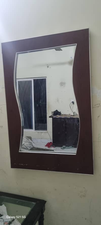 WOOD MIRROR NO DEMAGE 100 PERCEBNT OK plz call 03261271600