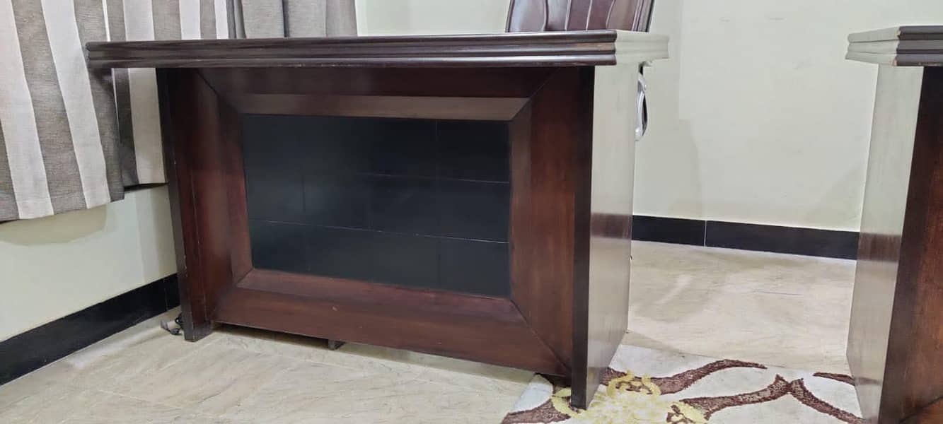 Executive office Table 1