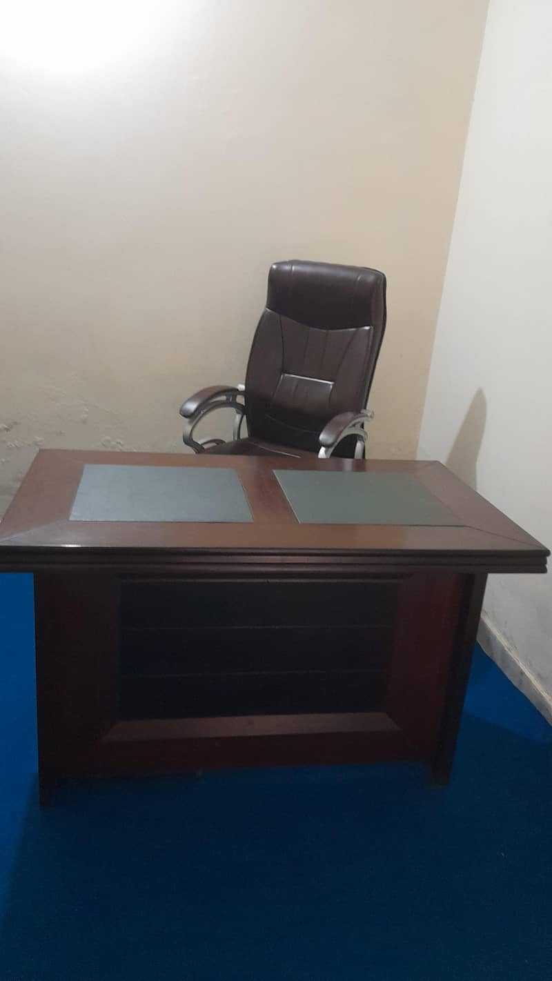 Executive Solid Elegant Office Table 0