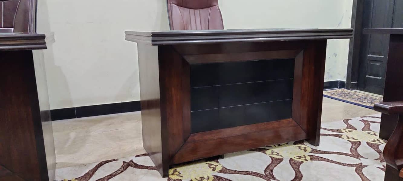 Executive Solid Elegant Office Table 2