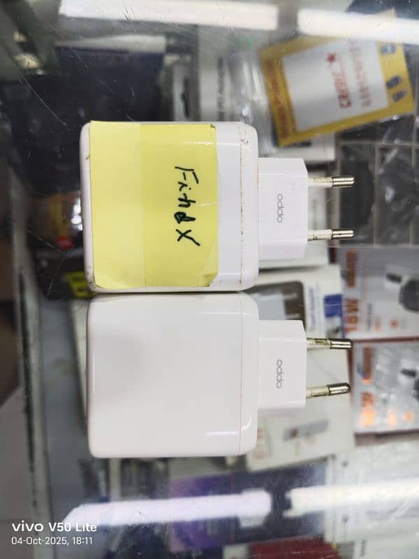 oppo کے دو اوریجنل چارجر ہیں 65 واٹ کے فاسٹ چارجر 0